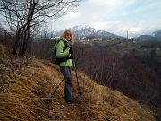 15 Sullo sfondo Corone e il Monte Castello